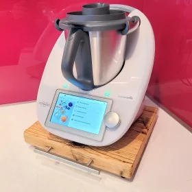 Mobile Preview: tbrett / Rollbrett aus Massivholz für Thermomix, Farbe summer, mit rundem Edelstahlgriff, in Küche mit Glas-Rückwand